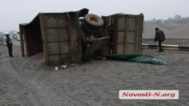 Под Николаевом перевернулся «КамАЗ», частично заблокировав проезд по объездной трассе | Корабелов.ИНФО image 2