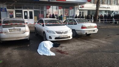 В Николаеве возле здания районного суда произошла стрельба – погибли женщина и мужчина (ВИДЕО) | Корабелов.ИНФО image 1