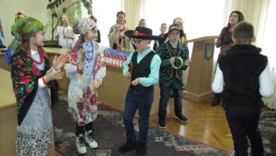 Здивували керівництво Корабельного: учні привели до райадміністрації "лікарів, циган і козу" та защедрували німецькою мовою | Корабелов.ИНФО image 4