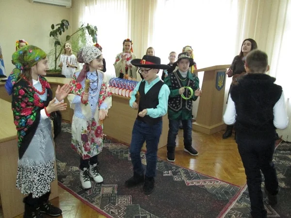 Здивували керівництво Корабельного: учні привели до райадміністрації "лікарів, циган і козу" та защедрували німецькою мовою | Корабелов.ИНФО image 4