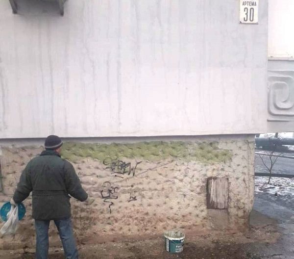 в Корабельном закрашивают надписи, рекламирующие наркотики