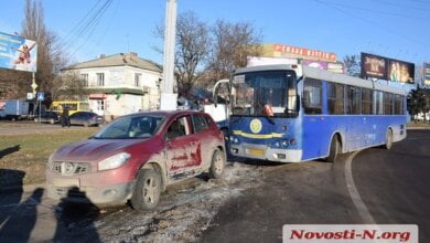 На кольце автовокзала в Николаеве столкнулись автобус «Интерфирмы» и «Ниссан» | Корабелов.ИНФО image 1