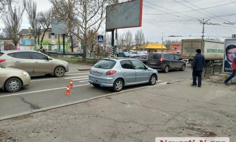 В Николаеве «Пежо» сбил маму с ребёнком на пешеходном переходе | Корабелов.ИНФО