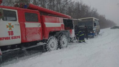 Высота сугробов на Николаевщине достигает метра: спасатели вытаскивают из снега автомобили | Корабелов.ИНФО