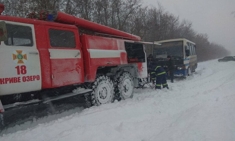 Высота сугробов на Николаевщине достигает метра: спасатели вытаскивают из снега автомобили | Корабелов.ИНФО