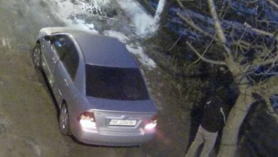 В Николаеве водитель сначала помочился, а после выбросил мусор на дорогу (Видео) | Корабелов.ИНФО