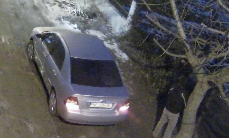 В Николаеве водитель сначала помочился, а после выбросил мусор на дорогу (Видео) | Корабелов.ИНФО