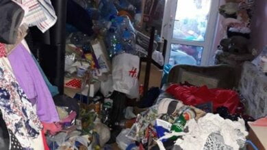 Жительница Николаева, превратив свою квартиру в свалку, запрещала дочери пользоваться электричеством и горячей водой | Корабелов.ИНФО image 1