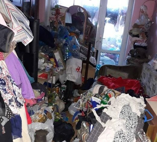 Жительница Николаева, превратив свою квартиру в свалку, запрещала дочери пользоваться электричеством и горячей водой | Корабелов.ИНФО image 1