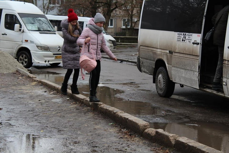 грязь на остановке