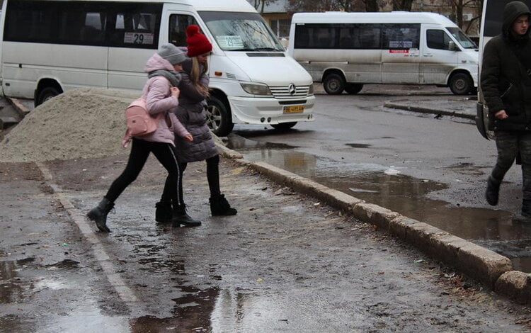 "Суровый квест «не засрись по уши»" ежедневно проходят жители Корабельного района на остановках для "маршруток" | Корабелов.ИНФО image 5