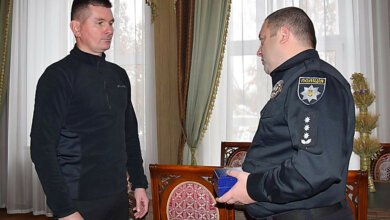 Полиция вручила наградные часы николаевцу, задержавшему грабителя. Видео | Корабелов.ИНФО image 1