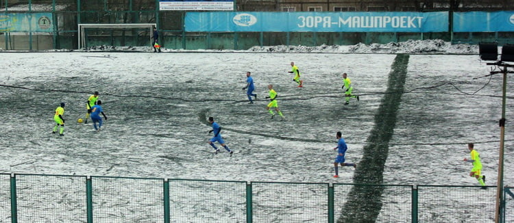 футбольный матч на поле СК "Зоря"
