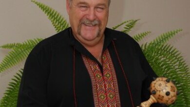 "Ви - частинка історії"... Колишньому директору школи №1 Сєнкевич вручив відзнаку "За заслуги перед містом Миколаїв" | Корабелов.ИНФО