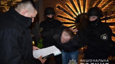 У Миколаєві затримали звідника, який постачав клієнтам-педофілам неповнолітніх хлопців для інтимних розваг (Відео) | Корабелов.ИНФО image 4