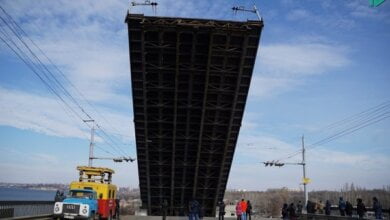 «Вам жизнь ваша дорога?», - беспечные николаевцы массово игнорировали предупреждения при разводке моста | Корабелов.ИНФО image 9