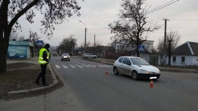 С рубленой раной головы 14-летнюю девочку, сбитую на пешеходном переходе в Корабельном районе, увезла «скорая» | Корабелов.ИНФО image 3