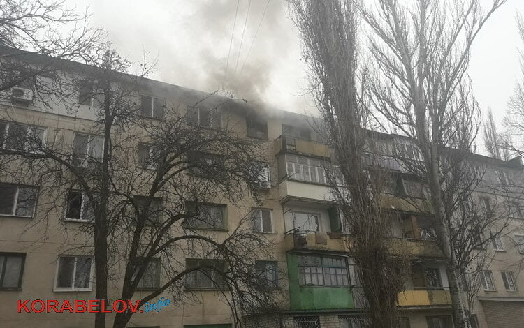 "Забыл выключить плитку и ушел на работу": спасатели пробирались в горящую квартиру в Корабельном районе через окно (ВИДЕО) | Корабелов.ИНФО image 6
