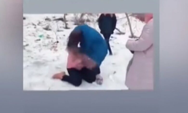 В Житомире школьницы в прямом эфире жестоко избили ровесницу. ВИДЕО 18+ | Корабелов.ИНФО