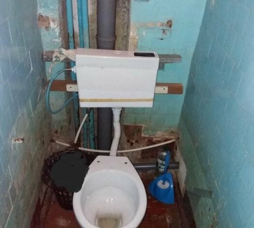 «Это параша, а не туалет. А у чиновников тоже так?» - горожане показали уборную в детской поликлинике Николаева | Корабелов.ИНФО image 2