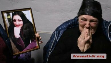 «Убийцы сидят и смеются!» - в николаевском суде у матери убитой девушки случилась истерика (Видео) | Корабелов.ИНФО image 2