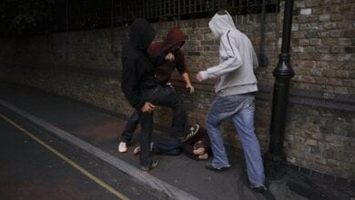 У супермаркета в Николаеве неизвестные избили парня - он попал в больницу с перелом основания черепа | Корабелов.ИНФО