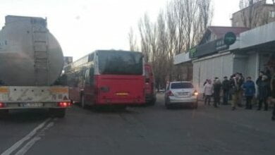 На остановке в Корабельном районе автобус «притер» маршрутку - на проспекте Богоявленском образовалась "пробка" | Корабелов.ИНФО image 1