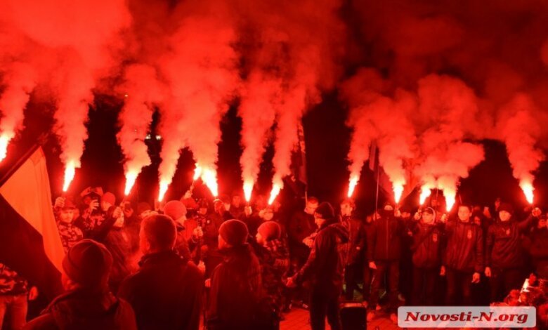 "Мы - "бандеры" с ЮТЗ, Намыва, Соляных, с Корабельного!" - в Николаеве прошли маршем в память о погибших на Майдане | Корабелов.ИНФО image 1