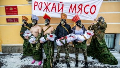 «Рожай мясо»: 23 февраля в России полуголые активистки устроили акцию под военкоматом | Корабелов.ИНФО