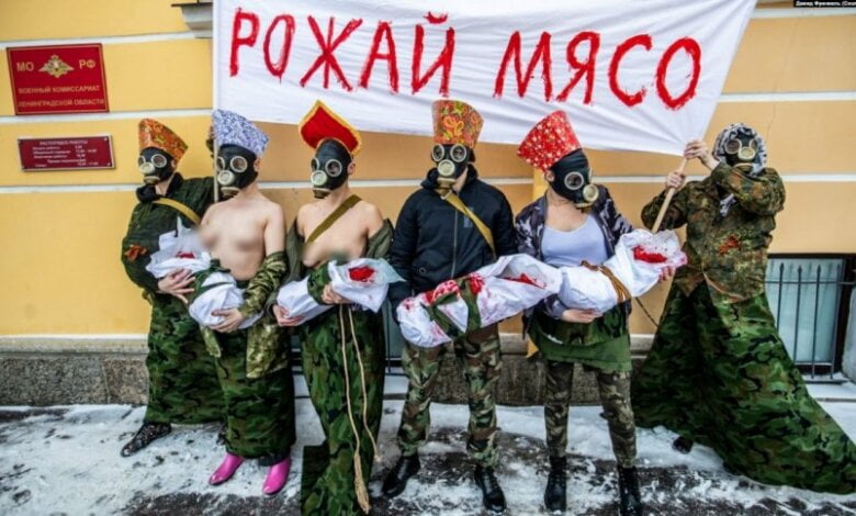 «Рожай мясо»: 23 февраля в России полуголые активистки устроили акцию под военкоматом | Корабелов.ИНФО