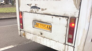 "Как дела?!" - водитель вез пассажиров из Корабельного района с открытой дверью, на ходу крича коллеге из другой "маршрутки" | Корабелов.ИНФО