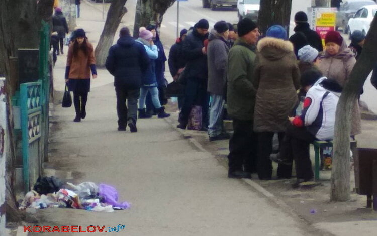 тротуар на пр. Богоявленском (возле остановки 114 маршрута)
