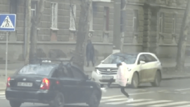 «Делали вид, будто на дороге есть какое-то препятствие», - в Николаеве школьницы устроили игры на проезжей части | Корабелов.ИНФО