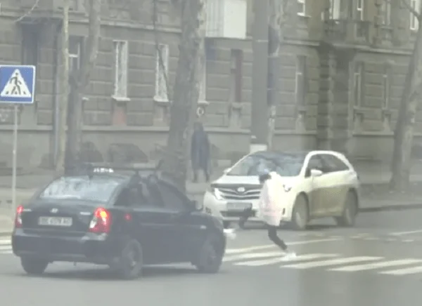 «Делали вид, будто на дороге есть какое-то препятствие», - в Николаеве школьницы устроили игры на проезжей части | Корабелов.ИНФО