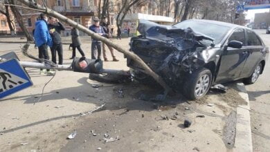 В результате лобового столкновения с "Рено": в Николаеве "Тойота" снесла светофор и дерево, водители - в больнице | Корабелов.ИНФО image 5