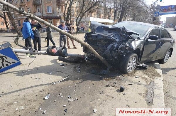В результате лобового столкновения с "Рено": в Николаеве "Тойота" снесла светофор и дерево, водители - в больнице | Корабелов.ИНФО image 5