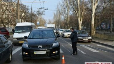 Mazda сбила беременную женщину на пешеходном переходе в Николаеве – пострадавшую увезла «скорая» | Корабелов.ИНФО image 3