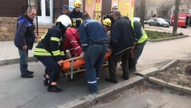 В Николаеве во время ремонта коллектора пострадал рабочий – со дна траншеи его поднимали спасатели | Корабелов.ИНФО image 3