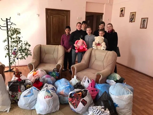 Учні Галицинівської школи передали центру реабілітації дітей іграшки та речі, які зібрали під час благодійної акції | Корабелов.ИНФО image 3