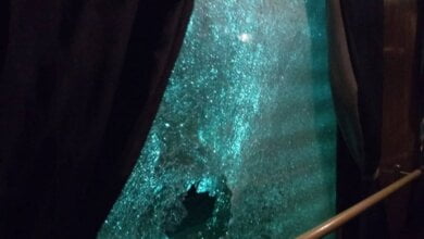 "Это не просто хулиганство": ночью камнями выбили окна в движущемся поезде «Ивано-Франковск - Николаев» | Корабелов.ИНФО