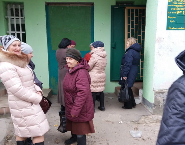 "Где бы мы пообщались, как не в очередях": в Корабельном районе только в двух отделениях банка монетизируют субсидии | Корабелов.ИНФО image 1
