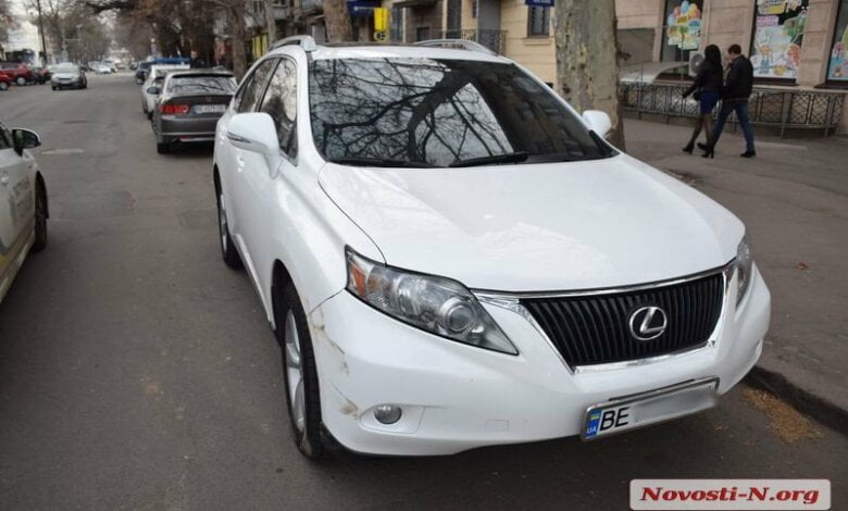 Неизвестный ударил дорогущий «Лексус» депутата от Корабельного района и скрылся | Корабелов.ИНФО image 1