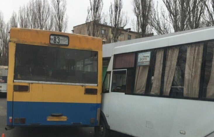 На остановке в Корабельном районе столкнулись автобус и маршрутка | Корабелов.ИНФО