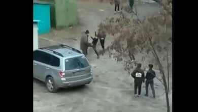 В Харькове пятеро детей избили мужчину (видео) | Корабелов.ИНФО