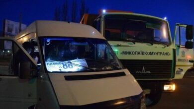 В Николаеве маршрутка протаранила мусоровоз «МАЗ»: пострадали пять человек (видео) | Корабелов.ИНФО image 3