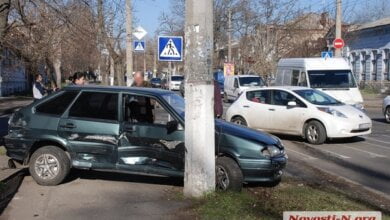 ДТП в Николаеве: «ВАЗ» чудом не сбил девушку на тротуаре (ВИДЕО) | Корабелов.ИНФО