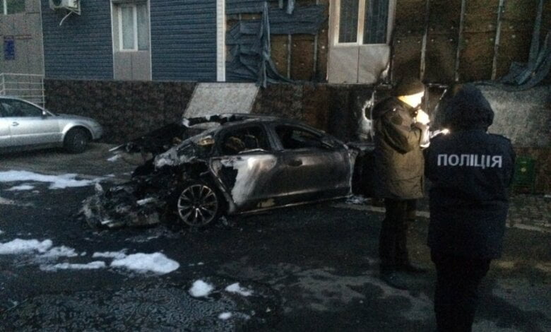 Ночью в Николаеве у здания суда подожгли автомобиль «Ауди» (видео) | Корабелов.ИНФО