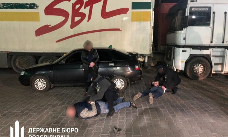 В Николаеве поймали налоговиков на взятке 30 тыс. грн за уменьшение суммы штрафа | Корабелов.ИНФО