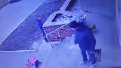 В Ровенской области отец жестоко швырнул 7-летнюю дочь со ступеней магазина - никто не заступился (видео) | Корабелов.ИНФО