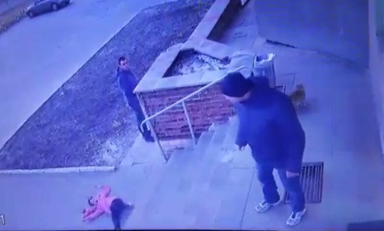 В Ровенской области отец жестоко швырнул 7-летнюю дочь со ступеней магазина - никто не заступился (видео) | Корабелов.ИНФО